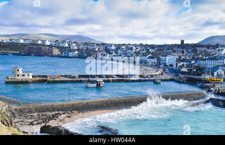 Angelboot/Fischerboot Wiedereinstieg in den Hafen in stürmischen Tag, Peel, Isle Of Man Stockfoto