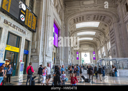 Mailand, Italien - 14. Juni 2016: Innenräume des Milan Hauptbahnhof (Milano Centrale). Es ist der Hauptbahnhof von Mailand, Italien. Eröffnet Stockfoto