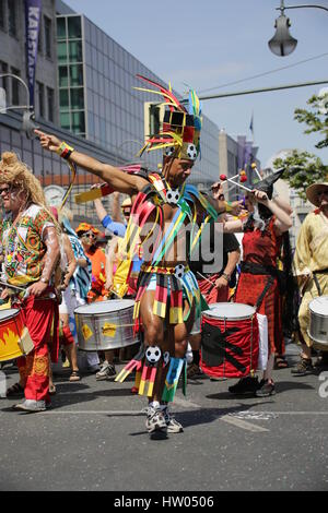 Berlin, Deutschland, 8. Juni 2014: Tänzerin Gruppen feiern Karneval oOf Kulturen. Stockfoto