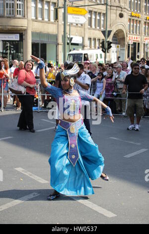 Berlin, Deutschland, 8. Juni 2014: Tänzerin Gruppen feiern Karneval oOf Kulturen. Stockfoto