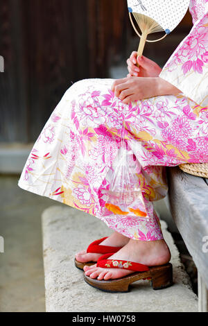 Kaukasische Trägerin Yukata in traditionellen japanischen Haus Stockfoto