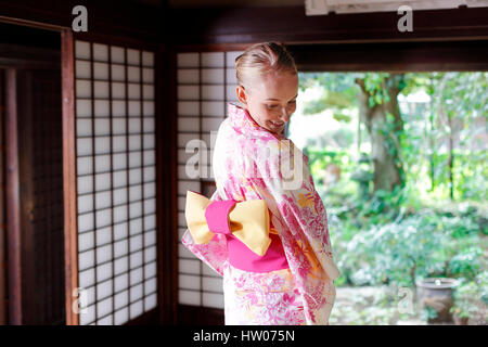 Kaukasische Trägerin Yukata in traditionellen japanischen Haus Stockfoto
