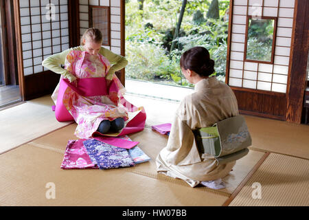 Kaukasische Trägerin Yukata im traditionellen japanischen Haus Stockfoto