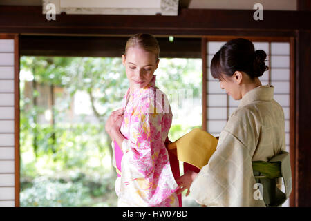 Kaukasische Trägerin Yukata im traditionellen japanischen Haus Stockfoto