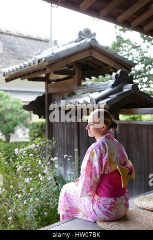 Kaukasische Trägerin Yukata in traditionellen japanischen Haus Stockfoto