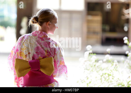 Kaukasische Trägerin Yukata in traditionellen japanischen Haus Stockfoto
