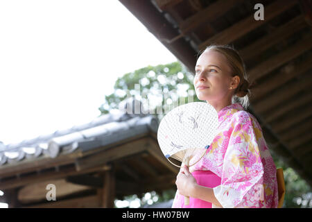 Kaukasische Trägerin Yukata in traditionellen japanischen Haus Stockfoto