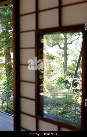 Papier-Fenster im traditionellen japanischen Haus Stockfoto