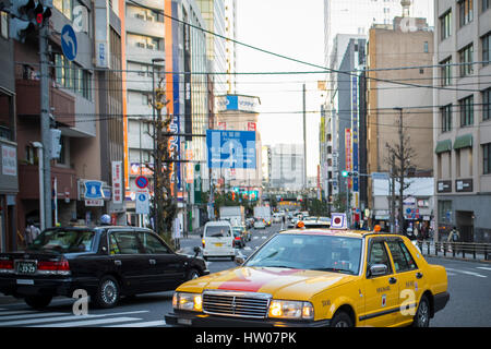 Tokio - 31. Dezember 2016: Ein Taxi im Ginza-Viertel 31. Dezember 2016 in Tokio, Japan. Ginza erstreckt sich 2,4 km und zählt zu den weltweit bekanntesten s Stockfoto