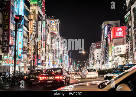 Tokio - 31. Dezember 2016: Ein Taxi im Ginza-Viertel 31. Dezember 2016 in Tokio, Japan. Ginza erstreckt sich 2,4 km und zählt zu den weltweit bekanntesten s Stockfoto