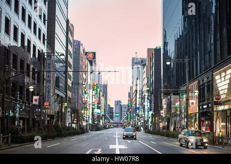 Tokio - 31. Dezember 2016: Ein Taxi im Ginza-Viertel 31. Dezember 2016 in Tokio, Japan. Ginza erstreckt sich 2,4 km und zählt zu den weltweit bekanntesten s Stockfoto