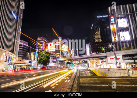 TOKYO, JAPAN - 3. Januar 2017: Shinjuku, Tokio, Japan. 3. Januar 2017 Street Life, Lichtspuren und Plakatwänden in Shinjuku Kabuki-Cho in der Nacht. Stockfoto