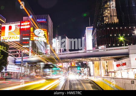 TOKYO, JAPAN - 3. Januar 2017: Shinjuku, Tokio, Japan. 3. Januar 2017 Street Life, Lichtspuren und Plakatwänden in Shinjuku Kabuki-Cho in der Nacht. Stockfoto