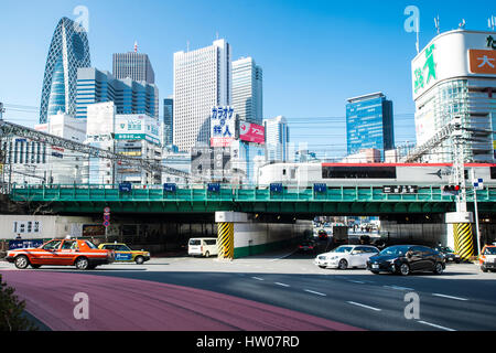 TOKYO, JAPAN - 3. Januar 2017: Shinjuku, Tokio, Japan. 3. Januar 2017 Street Life, Lichtspuren und Plakatwänden in Shinjuku Kabuki-Cho in der Nacht. Stockfoto