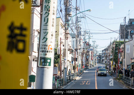 Tokio - 31. Dezember 2016: Ein Taxi im Ginza-Viertel 31. Dezember 2016 in Tokio, Japan. Ginza erstreckt sich 2,4 km und zählt zu den weltweit bekanntesten s Stockfoto