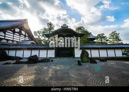 KYOTO, JAPAN - 8. Januar 2017 geneigte Sand Detail, Wellen auf dem Meer im Zen-Garten darstellt. Januar 08,2017 Kyoto ist das spirituelle Zentrum der Zen Bu Stockfoto