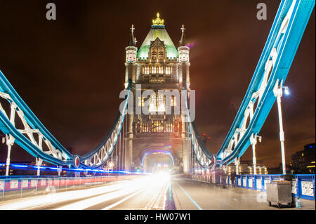 Tower Bridge von London in der Nacht - UK Stockfoto