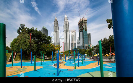 KUALA LUMPUR, MALAYSIA - 28. Dezember 2016: Petronas Towers am 28. Dezember 2016 in Kuala Lumpur, Malaysia.Petronas Türmen, auch bekannt als Menara Petrona Stockfoto