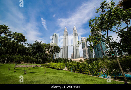 KUALA LUMPUR, MALAYSIA - 28. Dezember 2016: Petronas Towers am 28. Dezember 2016 in Kuala Lumpur, Malaysia.Petronas Türmen, auch bekannt als Menara Petrona Stockfoto