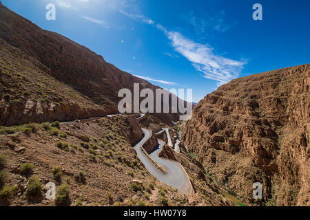 Weitwinkelaufnahme der kurvenreichen Straße im Dades Tal, Marokko Stockfoto