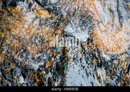 Bergfluss, rauschenden Wasser fließende Textur in Vietnam Stockfoto