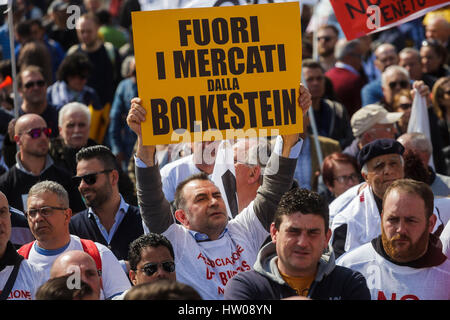 Rom, Italien. 15. März 2017. Tausende von Straßenhändlern nehmen an einer Kundgebung zum protest gegen die so genannte Bolkestein-Richtlinie in Rom Teil. Die Bolkestein-Richtlinie vom niederländischen ehemaliger EU Binnenmarkt Binnenmarktkommissar Frits Bolkestein, ist ein EU-Gesetz zur Errichtung eines Binnenmarktes für Dienstleistungen innerhalb der Europäischen Union. Bildnachweis: Giuseppe Ciccia/Alamy Live-Nachrichten Stockfoto