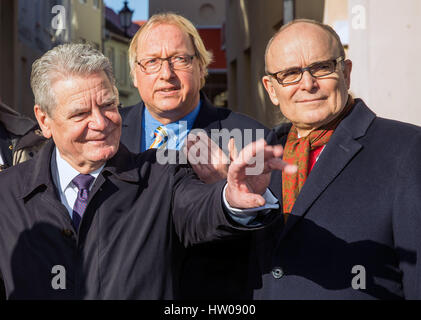 Wismar, Deutschland. 15. März 2017. Deutscher Präsident Joachim Gauck (L) und Mecklenburg-Vorpommern Ministerpräsident Erwin Sellering (SPD, R) besuchen Sie die historischen Bezirk Wismar, Deutschland, 15. März 2017. Gaucks letzte öffentliche Auftritt vor Ende seiner Amtszeit ist in seinem Heimatstaat von Mecklenburg-Vorpommern statt. Der Präsident wird auch Stadt der Hansestadt Greifswald und Stralsund besuchen. Foto: Jens Büttner/Dpa-Zentralbild/Dpa/Alamy Live News Stockfoto