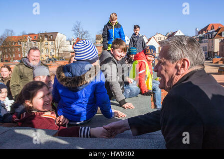 Wismar, Deutschland. 15. März 2017. German President Joachim Gauck (R) grüßt eine Gruppe von Schülern während seiner Tour durch die historischen Bezirk Wismar, Deutschland, 15. März 2017. Gaucks letzte öffentliche Auftritt vor Ende seiner Amtszeit ist in seinem Heimatstaat von Mecklenburg-Vorpommern statt. Der Präsident wird auch Stadt der Hansestadt Greifswald und Stralsund besuchen. Foto: Jens Büttner/Dpa-Zentralbild/Dpa/Alamy Live News Stockfoto