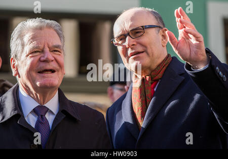 Wismar, Deutschland. 15. März 2017. Deutscher Präsident Joachim Gauck (L) und Mecklenburg-Vorpommern Ministerpräsident Erwin Sellering (SPD, R) besuchen Sie die historischen Bezirk Wismar, Deutschland, 15. März 2017. Gaucks letzte öffentliche Auftritt vor Ende seiner Amtszeit ist in seinem Heimatstaat von Mecklenburg-Vorpommern statt. Der Präsident wird auch Stadt der Hansestadt Greifswald und Stralsund besuchen. Foto: Jens Büttner/Dpa-Zentralbild/Dpa/Alamy Live News Stockfoto