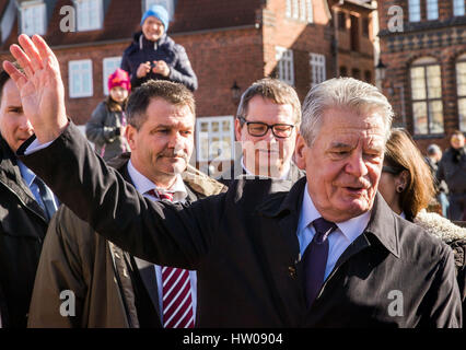 Wismar, Deutschland. 15. März 2017. German President Joachim Gauck (R) während seiner Tour durch die historischen Bezirk Wismar, Deutschland, 15. März 2017 winken. Gaucks letzte öffentliche Auftritt vor Ende seiner Amtszeit ist in seinem Heimatstaat von Mecklenburg-Vorpommern statt. Der Präsident wird auch Stadt der Hansestadt Greifswald und Stralsund besuchen. Foto: Jens Büttner/Dpa-Zentralbild/Dpa/Alamy Live News Stockfoto