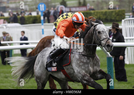 Cheltenham, Vereinigtes Königreich. 14. März 2017. Labaik geritten von Jack Kennedy gewinnt den Himmel Bet Supreme Novizen Hürde Grade 1 in Cheltenham-Cheltenham-Rennbahn/Great Britain.  Bildnachweis: Dpa picture Alliance/Alamy Live News Stockfoto