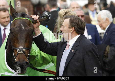 Cheltenham, Vereinigtes Königreich. 14. März 2017. Gewinner-Präsentation mit Trainer Nicky Henderson nach dem Gewinn der Stan James Champion Hürde Challenge Trophy Klasse 1 mit Buveur D'Air in Cheltenham Racecourse/Great Britain.  Bildnachweis: Dpa picture Alliance/Alamy Live News Stockfoto