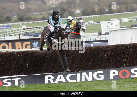 Cheltenham, Vereinigtes Königreich. 14. März 2017. Altior geritten von Nico de Boinville gewinnt der Racing Post Arkle Challenge Trophy Chase Grade 1 in Cheltenham-Cheltenham-Rennbahn/Great Britain.  Bildnachweis: Dpa picture Alliance/Alamy Live News Stockfoto