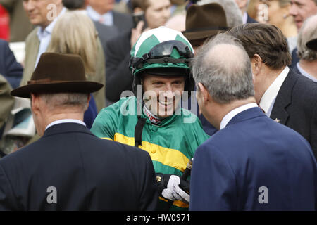 Cheltenham, Vereinigtes Königreich. 14. März 2017. Präsentation der Gewinner mit Noel Fehily nach dem Gewinn der Stan James Champion Hürde Challenge Trophy Klasse 1 mit Buveur D'Air in Cheltenham Racecourse/Great Britain.  Bildnachweis: Dpa picture Alliance/Alamy Live News Stockfoto