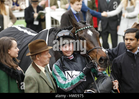 Cheltenham, Vereinigtes Königreich. 14. März 2017. Präsentation der Gewinner mit Nico de Boinville nach dem Gewinn der Racing Post Arkle Challenge Trophy Chase Grade 1 mit Altior am Cheltenham Racecourse/Großbritannien.  Bildnachweis: Dpa picture Alliance/Alamy Live News Stockfoto