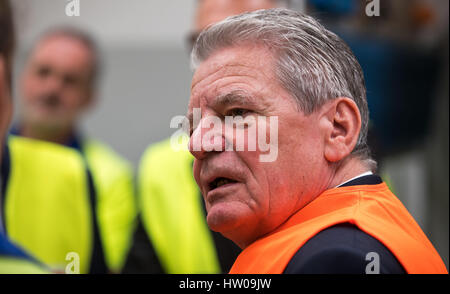 Wismar, Deutschland. 15. März 2017. Der deutsche Bundespräsident Joachim Gauck im Gespräch mit Auszubildenden in Werkstatt der Firma EGGER Holzwerkstoffe in Wismar, Deutschland, 15. März 2017. Bei seinem Besuch in einer der größten Arbeitgeber im Großraum Wismar ist Gauck über die Ausbildung informiert, dass es stattfindet. Es ist Gaucks letzter öffentlicher Auftritt vor Ausscheiden aus dem Amt in seinem Heimatstaat von Mecklenburg-Vorpommern stattfindet. Der Präsident wird auch Stadt der Hansestadt Greifswald und Stralsund besuchen. Foto: Jens Büttner/Dpa-Zentralbild/Dpa/Alamy Live News Stockfoto