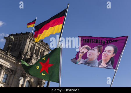 Berlin, Berlin, Deutschland. 15. März 2017. Jesidisch Vertreter und Kurden fordern politische Unterstützung vor dem Deutschen Reichstag-Gebäude für die Menschen in Sindschar. Die Lage des Yezidians, eine tausendjährige monotheistischen Religionsgemeinschaft, verschlechtert sich nach kurdischen Peschmergas der kurdischen Yezidian Einheiten im Sinjar angegriffen. Demonstranten halten die Fahnen mit dem Bild von ABDULLAH Ã – CALAN und das Zeichen der kurdischen Miliz YPG, die das Bundesministerium des Innern (BMI) zu Beginn des März 2017 zusammen mit anderen Symbolen verboten im Zusammenhang mit der PKK. Die Polizei habe nicht inte Stockfoto