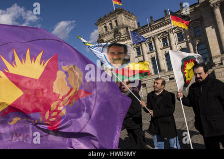 Berlin, Berlin, Deutschland. 15. März 2017. Jesidisch Vertreter und Kurden fordern politische Unterstützung vor dem Deutschen Reichstag-Gebäude für die Menschen in Sindschar. Die Lage des Yezidians, eine tausendjährige monotheistischen Religionsgemeinschaft, verschlechtert sich nach kurdischen Peschmergas der kurdischen Yezidian Einheiten im Sinjar angegriffen. Demonstranten halten die Fahnen mit dem Bild von ABDULLAH Ã – CALAN und das Zeichen der kurdischen Miliz YPG, die das Bundesministerium des Innern (BMI) zu Beginn des März 2017 zusammen mit anderen Symbolen verboten im Zusammenhang mit der PKK. Die Polizei habe nicht inte Stockfoto