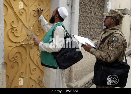 Peshawar, Pakistan. 15. März 2017. Pak-Armee Soldaten sind Volkszählung Beamte als Land startete erste Phase der sechsten Volkszählung Gehäuse und Bevölkerung nach 19 Jahren in Peshawar auf Mittwoch, 15. März 2017 eskortiert. Die erste Phase wird Volkszählung in 63 Bezirken des Landes einschließlich 16 in Punjab, acht in Sindh, sieben in Khyber Pakhtunkhwa, sieben Agenturen FATA, 15 Distrikte in Belutschistan und fünf in Azad Kaschmir und Gilgit - Baltistan abgeschlossen werden. Stockfoto