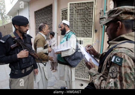 Peshawar, Pakistan. 15. März 2017. Pak-Armee Soldaten sind Volkszählung Beamte als Land startete erste Phase der sechsten Volkszählung Gehäuse und Bevölkerung nach 19 Jahren in Peshawar auf Mittwoch, 15. März 2017 eskortiert. Die erste Phase wird Volkszählung in 63 Bezirken des Landes einschließlich 16 in Punjab, acht in Sindh, sieben in Khyber Pakhtunkhwa, sieben Agenturen FATA, 15 Distrikte in Belutschistan und fünf in Azad Kaschmir und Gilgit - Baltistan abgeschlossen werden. Stockfoto