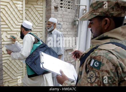 Peshawar, Pakistan. 15. März 2017. Pak-Armee Soldaten sind Volkszählung Beamte als Land startete erste Phase der sechsten Volkszählung Gehäuse und Bevölkerung nach 19 Jahren in Peshawar auf Mittwoch, 15. März 2017 eskortiert. Die erste Phase wird Volkszählung in 63 Bezirken des Landes einschließlich 16 in Punjab, acht in Sindh, sieben in Khyber Pakhtunkhwa, sieben Agenturen FATA, 15 Distrikte in Belutschistan und fünf in Azad Kaschmir und Gilgit - Baltistan abgeschlossen werden. Stockfoto