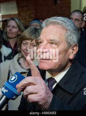 Stralsund, Deutschland. 15. März 2017. Der deutsche Bundespräsident Joachim Gauck und seiner Partnerin Daniela Schadt und der Ministerpräsident von Mecklenburg-Vorpommern, Erwin Sellering (SPD, R) in Stralsund, Deutschland, 15. März 2017. Gaucks Reise in die Nordost-Region Deutschlands wird heute Abend mit einem zivilen Empfang im Rathaus Stralsund aufrunden. Foto: Stefan Sauer/Dpa-Zentralbild/Dpa/Alamy Live News Stockfoto