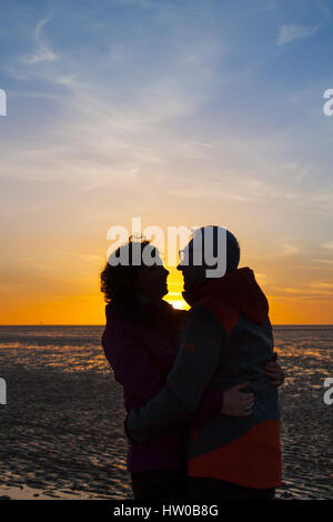 Southport, Merseyside, England.  Großbritannien Wetter. 15. März 2017.  Goldener Strand Sonnenuntergang spiegelt sich auf Southport Vorland. Bildnachweis: MediaWorldImages/AlamyLiveNews Stockfoto