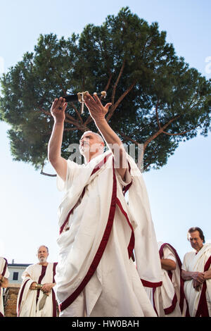 Reenactment der "Iden des März", die "Tötung durch einige römische Senatoren von Gaius Julius Caesar. Unterstützt von seinem Sohn Brutus. Die auf dem Aventin-Hügel stattfand. Stockfoto