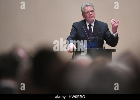 Stralsund, Deutschland. 15. März 2017. Der deutsche Bundespräsident Joachim Gauck sprechen auf der Bühne im Rathaus in Stralsund, Deutschland, 15. März 2017. Gaucks Reise in die Nordost-Region Deutschlands wird heute Abend mit einem zivilen Empfang im Rathaus Stralsund aufrunden. Foto: Stefan Sauer/Dpa-Zentralbild/Dpa/Alamy Live News Stockfoto