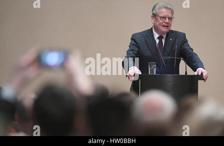 Stralsund, Deutschland. 15. März 2017. Der deutsche Bundespräsident Joachim Gauck sprechen auf der Bühne im Rathaus in Stralsund, Deutschland, 15. März 2017. Gaucks Reise in die Nordost-Region Deutschlands wird heute Abend mit einem zivilen Empfang im Rathaus Stralsund aufrunden. Foto: Stefan Sauer/Dpa-Zentralbild/Dpa/Alamy Live News Stockfoto