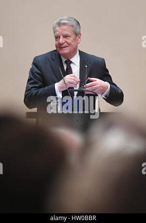 Stralsund, Deutschland. 15. März 2017. Der deutsche Bundespräsident Joachim Gauck sprechen auf der Bühne im Rathaus in Stralsund, Deutschland, 15. März 2017. Gaucks Reise in die Nordost-Region Deutschlands wird heute Abend mit einem zivilen Empfang im Rathaus Stralsund aufrunden. Foto: Stefan Sauer/Dpa-Zentralbild/Dpa/Alamy Live News Stockfoto