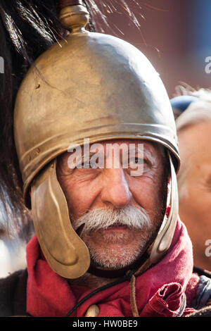 Reenactment der "Iden des März", die "Tötung durch einige römische Senatoren von Gaius Julius Caesar. Unterstützt von seinem Sohn Brutus. Die auf dem Aventin-Hügel stattfand. Stockfoto