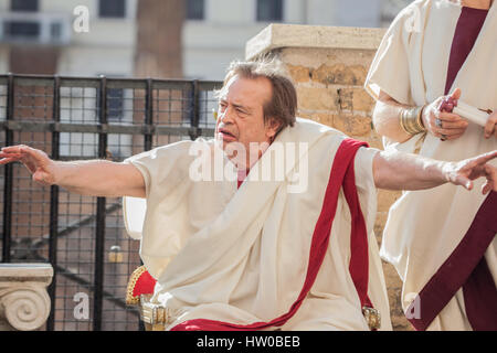 Reenactment der "Iden des März", die "Tötung durch einige römische Senatoren von Gaius Julius Caesar. Unterstützt von seinem Sohn Brutus. Die auf dem Aventin-Hügel stattfand. Stockfoto