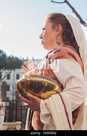 Reenactment der "Iden des März", die "Tötung durch einige römische Senatoren von Gaius Julius Caesar. Unterstützt von seinem Sohn Brutus. Die auf dem Aventin-Hügel stattfand. Stockfoto